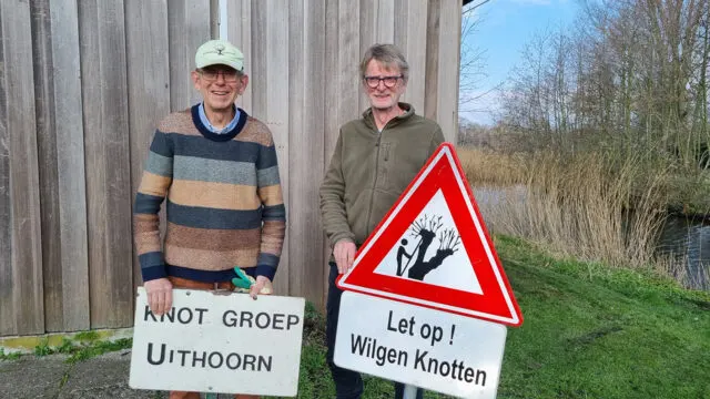 De bestuurders achter de knotborden